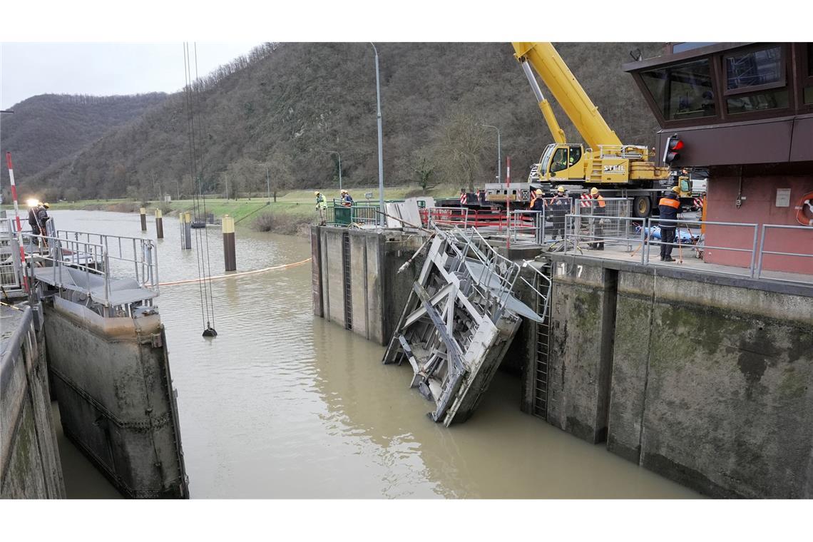 Bilder des Tages Nichts geht mehr nach dem Unfall an der Schleuse Müden an der Mosel. Mitarbeiter des Wasser-und Schifffahrtsamtes haben begonnen, die Schleuse in Müden zu reparieren. Durch die Kollision mit einem Schiff wurde das Schleusentor zerstört.
