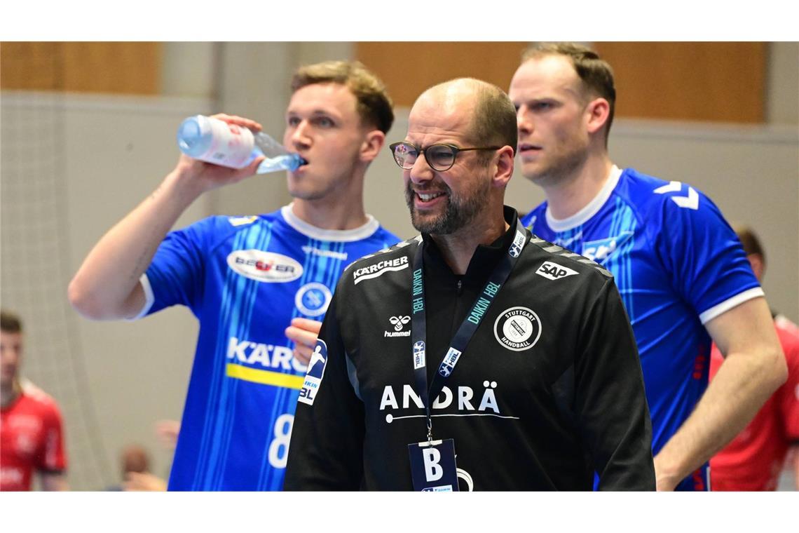 Chancenlos beim Spitzenreiter Nichts zu holen in Kassel: TVB-Trainer Jürgen Schweikardt mit seinen Spielern Nico Schöttle (li.) und Lenny Rubin.