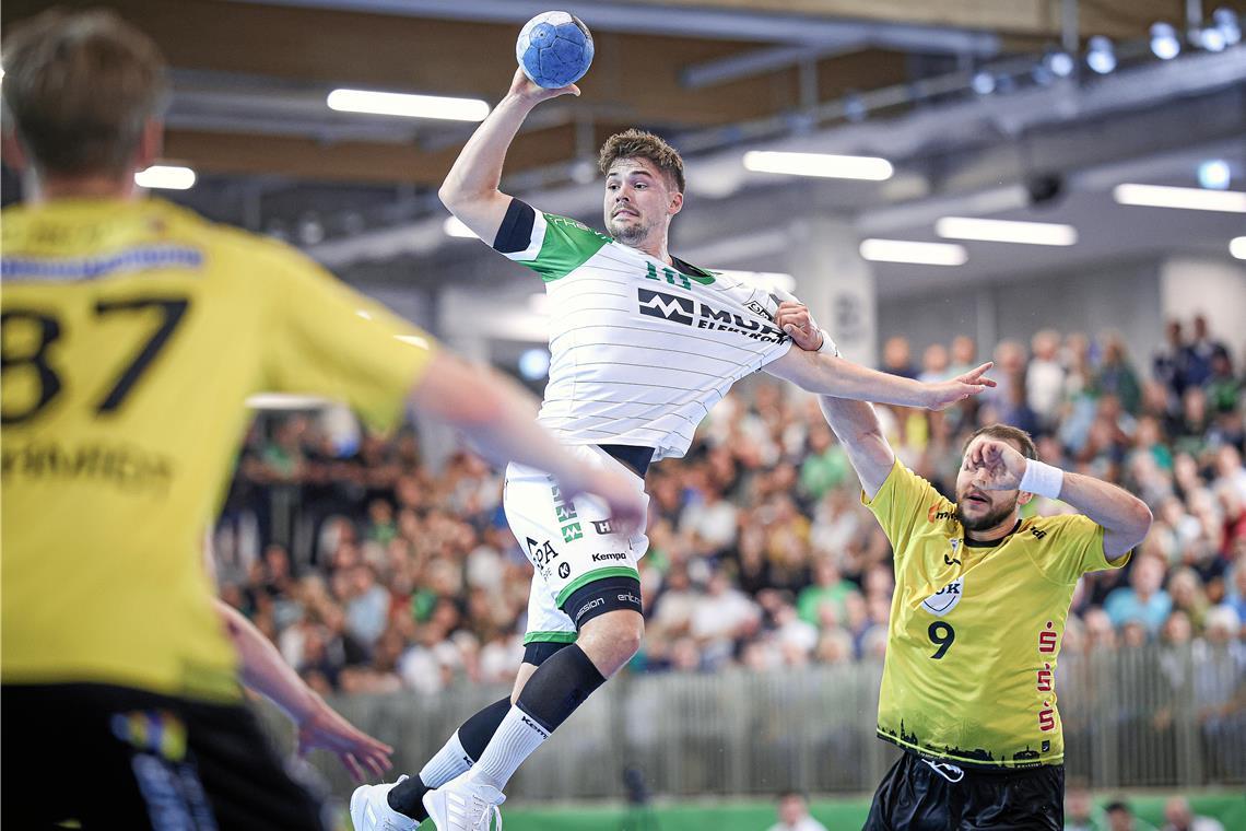 HCOB verdient sich Punkt mit Kampf und Leidenschaft Nick Fröhlich behält gegen die Gäste aus Coburg in der hoch spannenden Schlussphase den Überblick und rettet dem HCOB bei der Heimpremiere ein 23:23. Foto: Alexander Becher