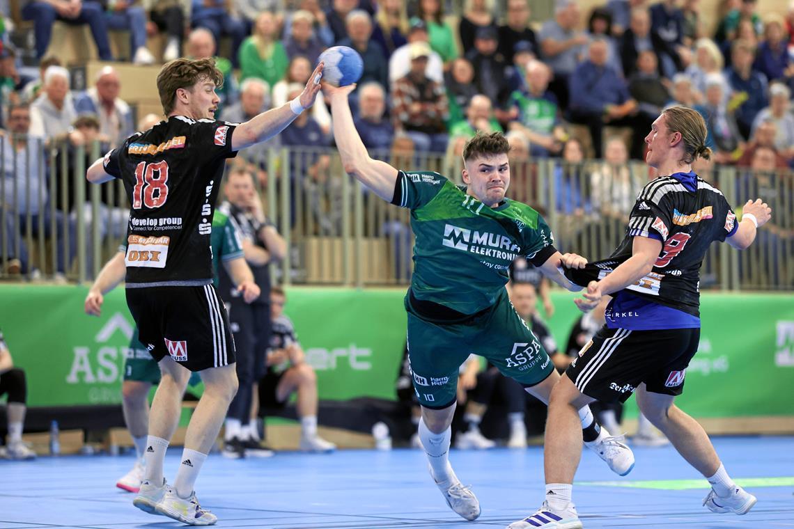 HCOB-Handballer Nick Fröhlich: Bei alten Freunden zum nächsten Ziel Nick Fröhlich (Mitte) tritt mit dem HCOB am Samstag erstmals bei seinem Ex-Klub in Horkheim an. Foto: Alexander Becher