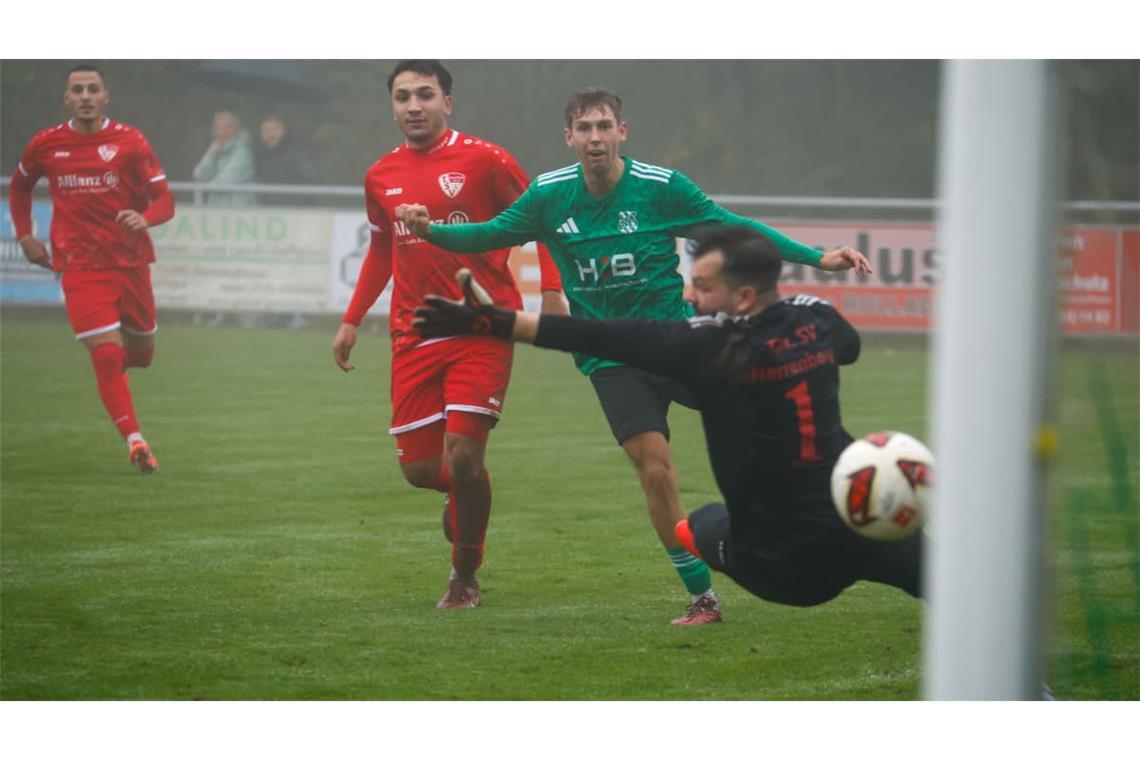 Nick Gräsle (in Grün) trifft für den SV Deckenpfronn gegen den Türk SV Herrenberg.