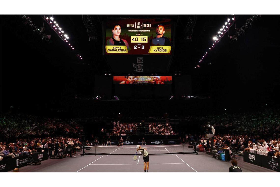 Nick Kyrgios beim Aufschlag im Battle of the Sexes gegen Aryna Sabalenka.