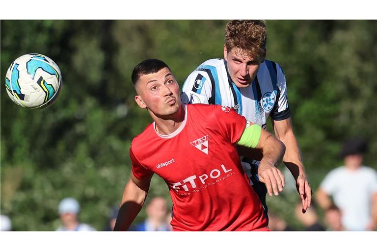 Nico Blank (re.) im Kopfballduell mit Bastian Joas: Die Kickers zitterten sich in Weilimdorf ins WFV-Pokal-Viertelfinale.       
Foto: Baumann