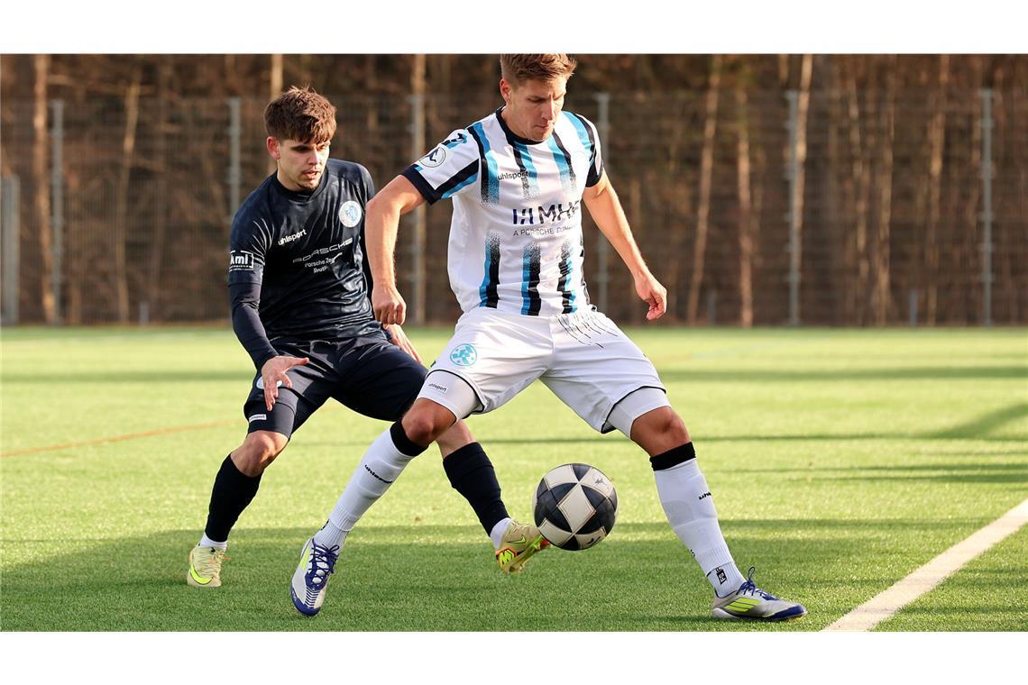 Nico Blank (re.) im Zweikampf mit Luca Lennerth.