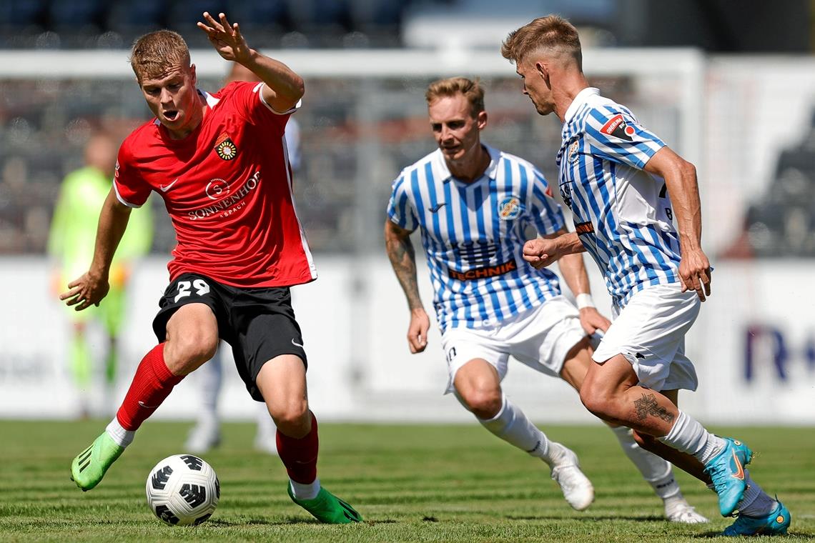 Nico Engel (am Ball) hat in dieser Oberliga-Runde bereits sieben Tore für Großaspach erzielt und führt damit die interne Wertung an.Foto: Alexander Becher