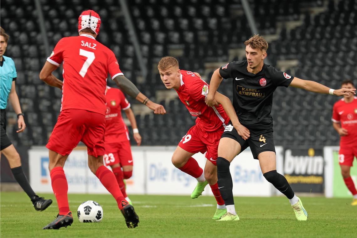 SG Sonnenhof Großaspach: Engel macht den Abflug Nico Engel (Mitte) wechselt von der SG zum KSC II und trifft dort mit Dominik Salz auf einen anderen Ex-Großaspacher. Archivfoto: Alexander Becher