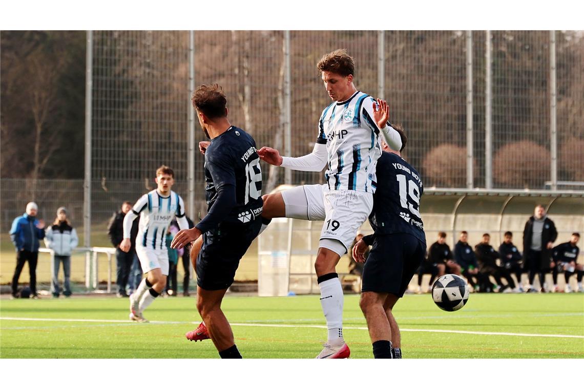 Nico Fundel (Mi.) begann als Linksverteidiger an Stelle von Mario Boac, hier im Duell mit Adil Iggoute (li.) und  Savas Ioannidis.