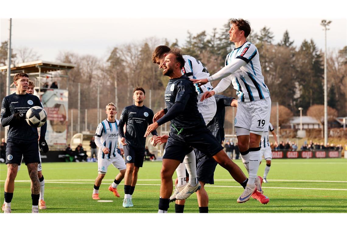 Nico Fundel (re.) verteidigte links in der Viererkette.