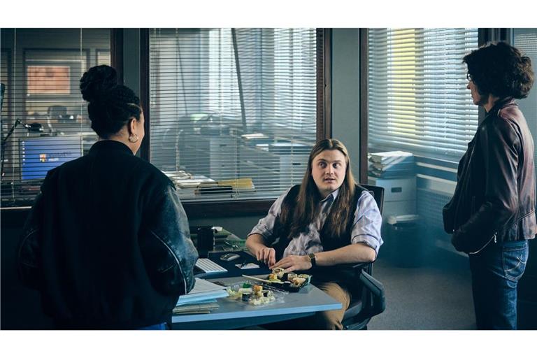 Nico (Johannes Scheidweiler) hat recherchiert und überrascht Mara (Davina Chanel Fox) und Lena (Ulrike Folkerts) mit Erkenntnissen zu den ganz speziellen Sashimi-Lieferungen, die durch die Fahrradkuriere geliefert werden.