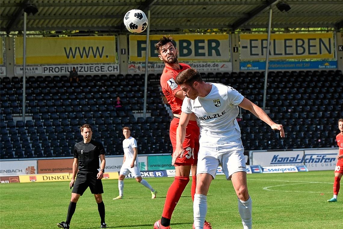 Böse Überraschung für die SG Sonnenhof Großaspach Nico Jüllich falschte den Schuss von Lukas Foelsch kurz nach der Halbzeit unglücklich zum 1:2 ins eigene Netz ab. Ein Rückschlag, den die SG nicht mehr verkraftete. Foto: T. Sellmaier
