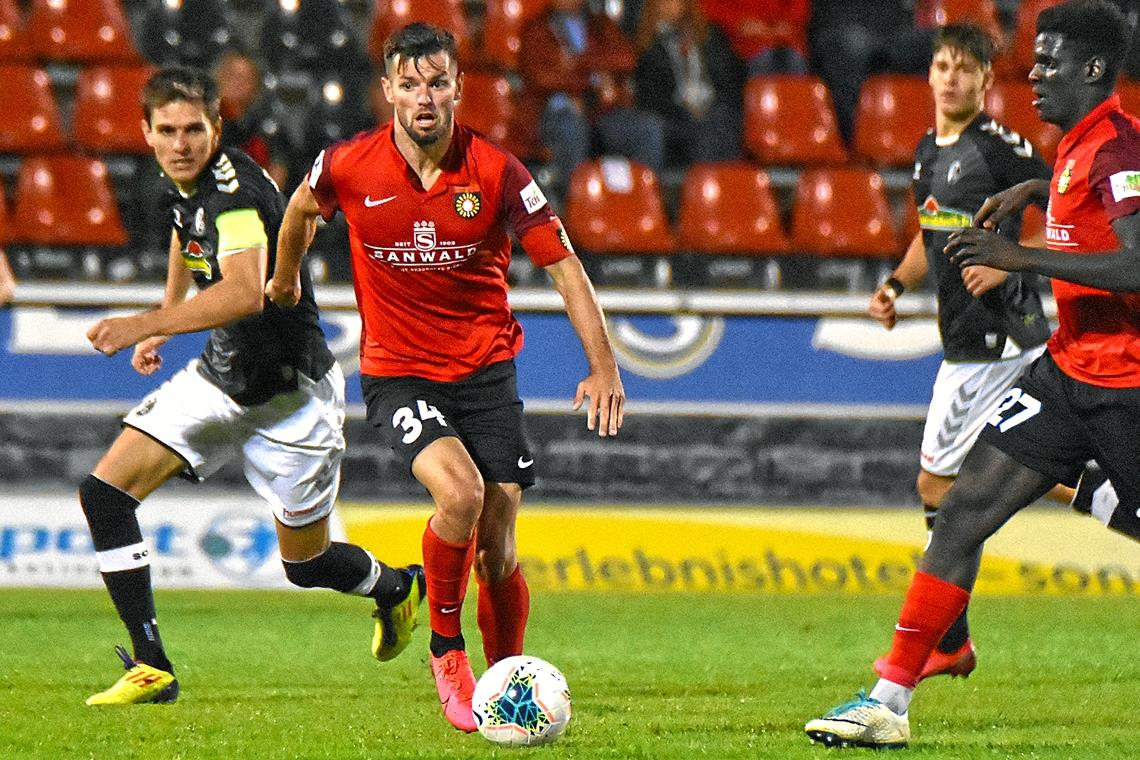 Im Großaspacher Fautenhau rollt weiterhin der Ball Nico Jüllich ist mit der SG zumindest am Sonntag noch am Ball. Das Großaspacher Heimspiel gegen Eintracht Stadtallendorf findet wie geplant statt. Foto: T. Sellmaier