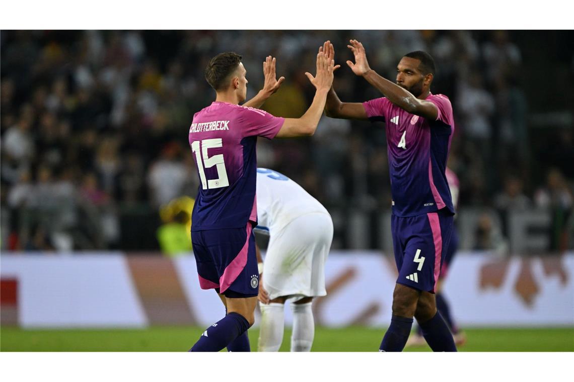 Nico Schlotterbeck (l) und Jonathan Tah harmonieren gut im Abwehrzentrum. (Archivbild)