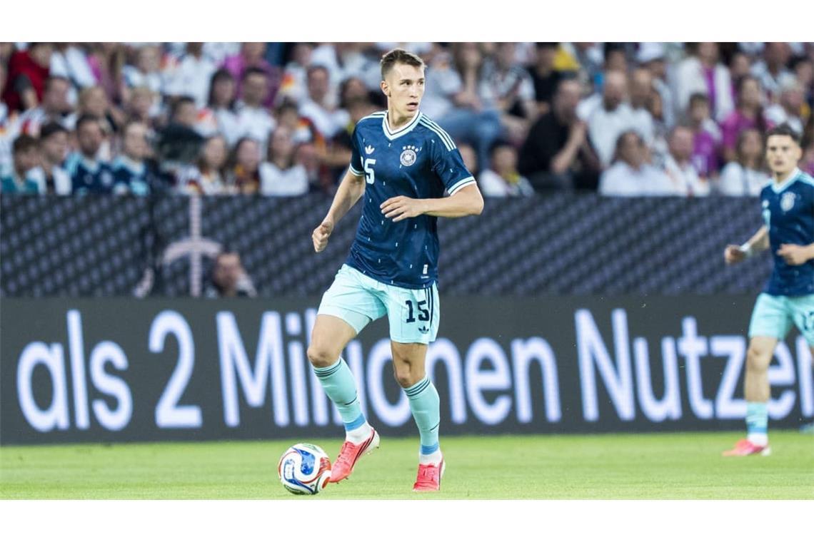 Nico Schlotterbeck (Note 3): Nach seiner Knieverletzung bei der WM ist der Dortmunder Innenverteidiger wieder fit. In Amsterdam mitunter mit Abstimmungsproblemen, aber immer präsent und mit angemessener Härte in den Zweikämpfen.