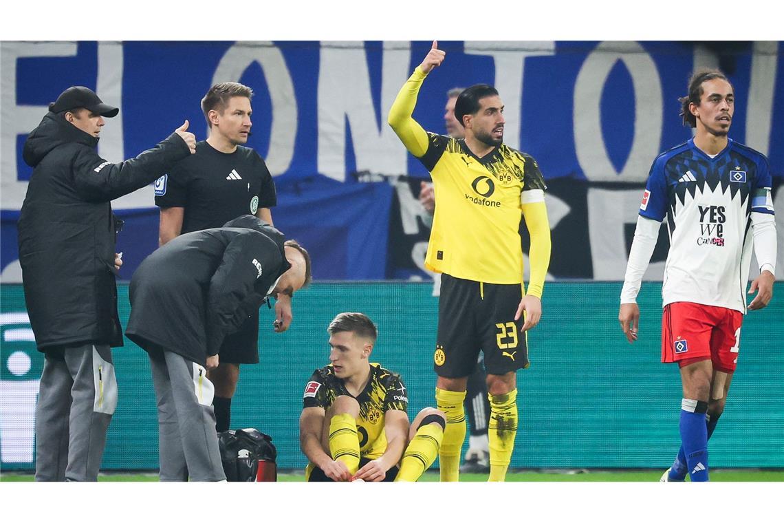 Nico Schlotterbeck (sitzend) hat sich am Fuß verletzt. (Archivbild)