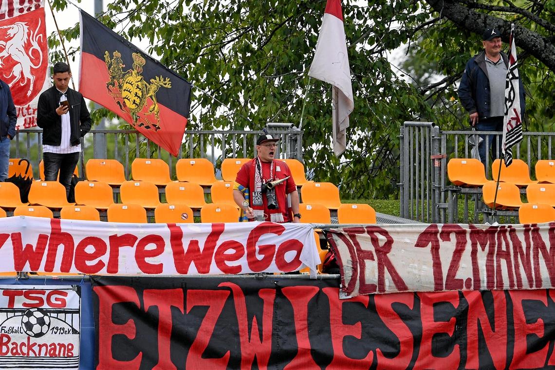 Der einzige Ultra der TSG Backnang nimmt’s mit allen auf Nico Schoch macht als Ultra der TSG Backnang oft alleine Lärm für die Mannschaft wie hier beim Auswärtsspiel gegen Holzhausen im September. Foto: Imago