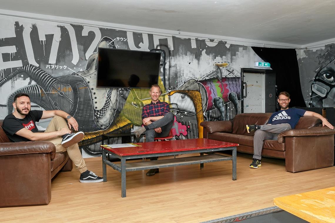 Nico Tolve, Sebastian Frey und Sören Benninger (von links) sitzen im Fernsehbereich des renovierten Jugendzentrums in Murrhardt. Foto: J. Fiedler