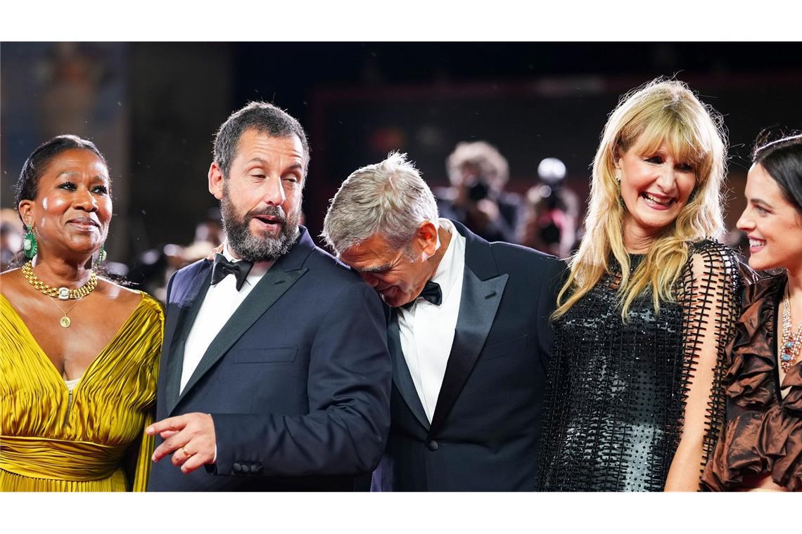 Bilder des Tages Nicole Avant (l-r), Adam Sandler, George Clooney, Laura Dern und Riley Keough posieren für Fotografen auf dem roten Teppich für den Film "Jay Kelly" während der 82. Ausgabe der Filmfestspiele von Venedig.