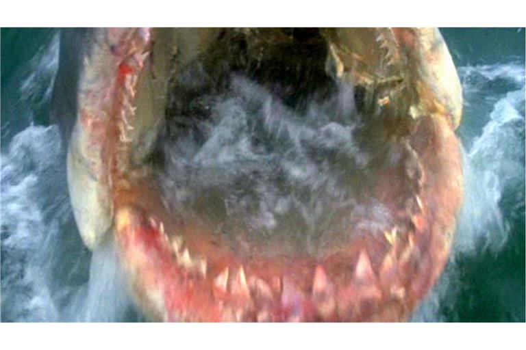 Nie zuvor in der Geschichte des Films war das Grauen aus der Tiefe so realistisch dargestellt worden, wie in Steven Spielbergs Blockbuster „Jaws“.