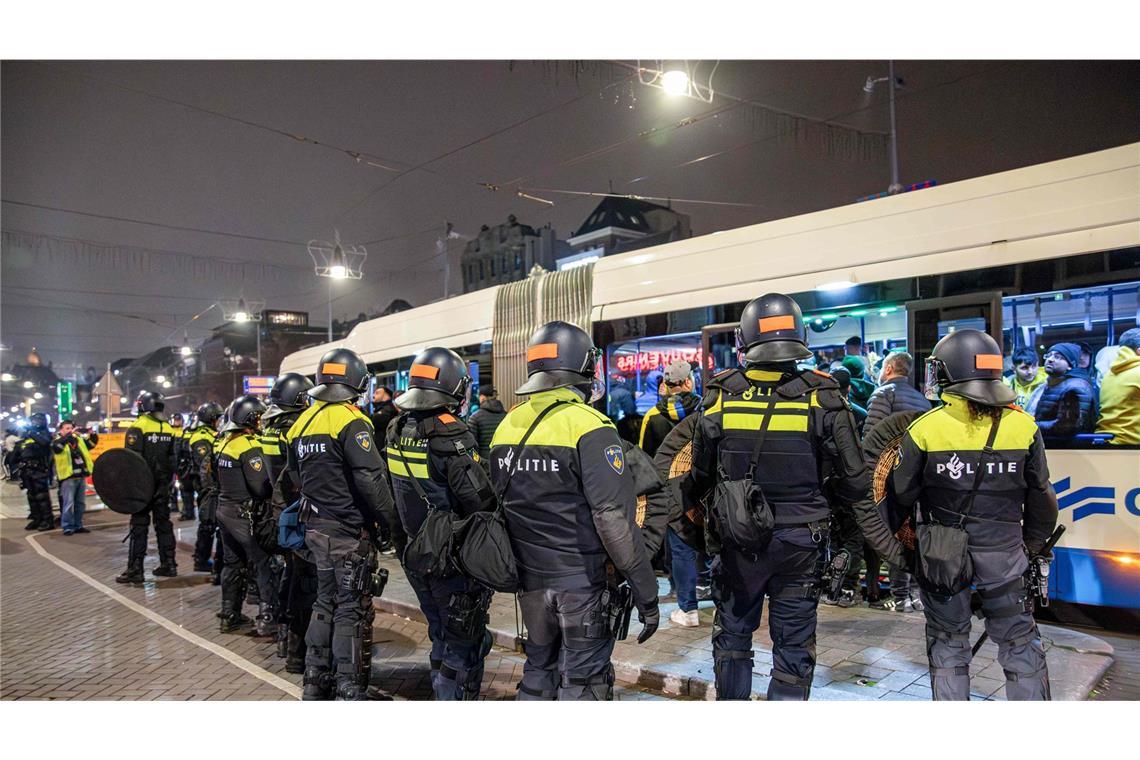 Entsetzen über Angriffe auf israelische Fußballfans Niederländische Polizeikräfte im Einsatz nach gewaltsamen Ausschreitungen in Amsterdam.