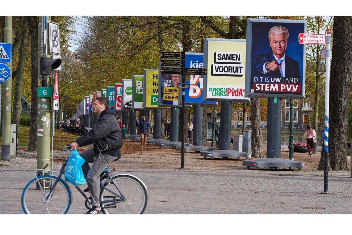 Niederlande, Den Haag: Blick auf Wahlplakate von 26 der 27 politischen Parteien, die an der Parlamentswahl am 29.10.2025 teilnehmen (Archivbild).