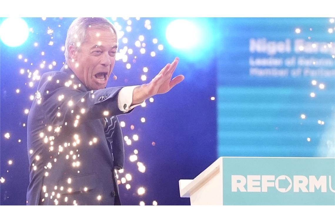 Nigel Farage lässt sich nach dem Rayner-Rücktritt feiern.
