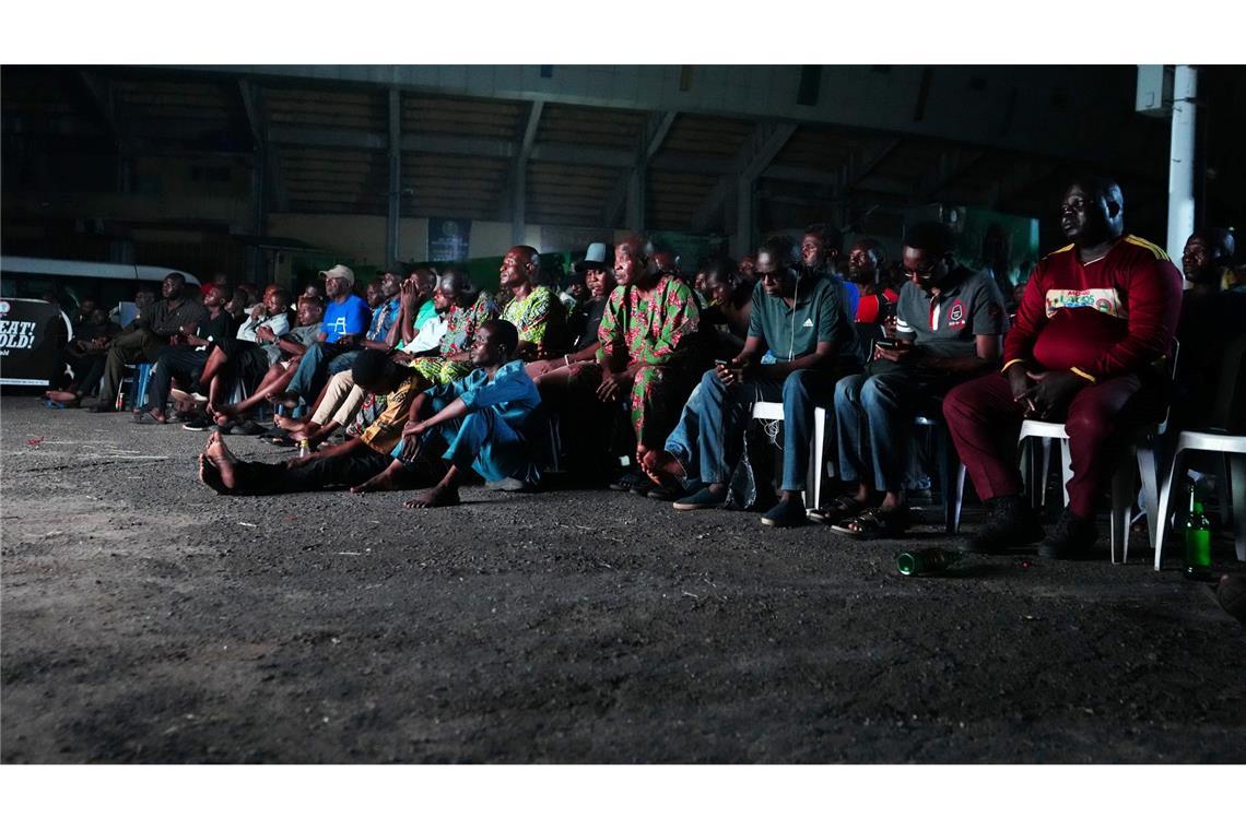 Nigerianische Fußballfans sehen eine Live-Übertragung des Halbfinalspiels.