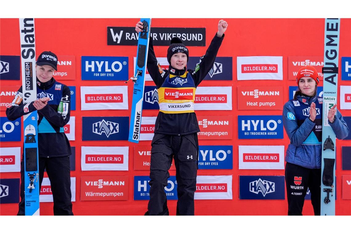 Erster Sieg 2025: Wellinger gewinnt klar in Vikersund Nika Prevc bejubelt ihren Sieg.