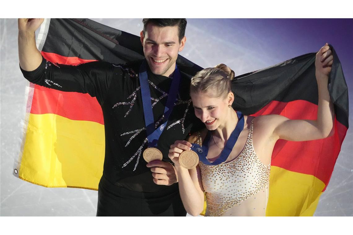 Nach EM-Coup: Eislauf-Duo Hase/Wolodin vor goldener Zukunft? Nikita Wolodin (l) und Minerva Hase (r) holten erstmals seit 2011 wieder Gold für Deutschland bei einer Eiskunstlauf-EM.