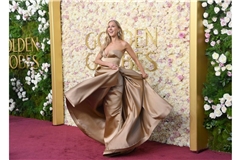 Nikki Glaser moderiert auch dieses jahr wieder die Golden Globes.