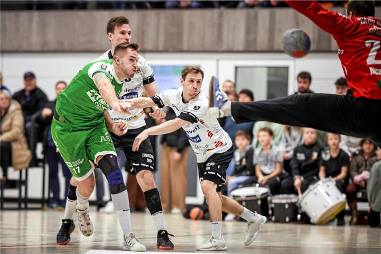 Niklas Diebel (links) war von Waiblingen nicht zu stoppen. Seine Tore waren wichtig und spielentscheiden für den HCOB. Foto: Alexander Becher
