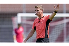 Niklas Diehm pfeift die Partie Kickers gegen Alzenau.        


Foto: IMAGO/foto2press 