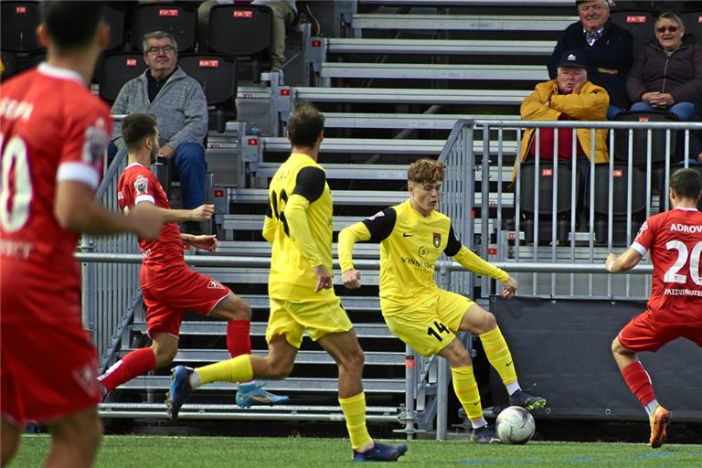 Niklas Mohr (am Ball) gelingt mit der SG Sonnenhof Großaspach auch im dritten Auswärtsspiel hintereinander kein Sieg. Foto: Tankred Volkmer