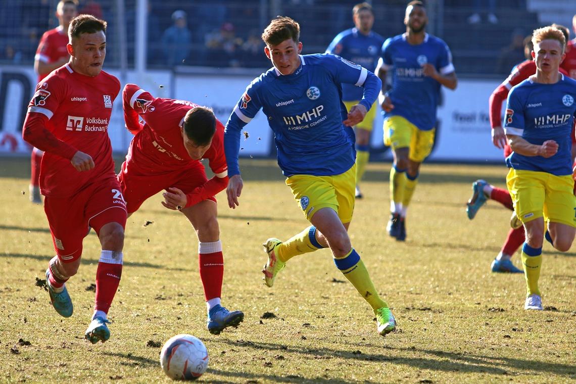 Die TSG Backnang bekommt Komplimente und sonst nichts Niklas Pollex (links) und die TSG forderten den favorisierten Kickers alles ab. Am Ende hatte Backnang doch das Nachsehen. Foto: A. Hornauer