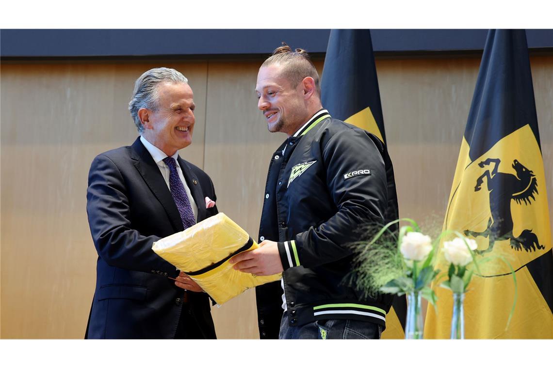 Nikolas Knoblauch (30), Linebacker seit 2022: „Es war ein Schock, als ich vom Insolvenzverfahren gehört habe. Es kommt im Sport ja nicht oft vor, dass ein Team die Meisterschaft gewinnt und es kurz danach zu Ende geht. Ich hatte fest damit gerechnet, dass es bei Surge gelingt, eine Dynastie aufzubauen und die Erfolgsgeschichte weiterzuschreiben. Wir haben einen Standard gesetzt – und den wollten wir Jahr für Jahr neu erfüllen. In den vergangenen Wochen hat uns das Management zwar transparent und fair über die Lage informiert, doch jeder von uns Spielern hat stets optimistisch gedacht. Viele aus dem Meister-Team wollten zusammen mit den Trainern bei Surge bleiben, jetzt müssen wir schauen, ob dies woanders möglich ist. Ich plane, noch eine Saison zu spielen und hoffe, dass ich einen Verein finde, bei dem ich meinen Beruf als Lehrer, der Priorität hat, und Football vereinen kann.“