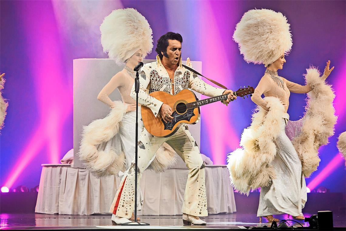 Mit Elvis Presley in der Zeitmaschine Nils Strassburg ist einer der besten Elvis Presley-Interpreten – das zeigt er auch in „Legendary: Elvis“