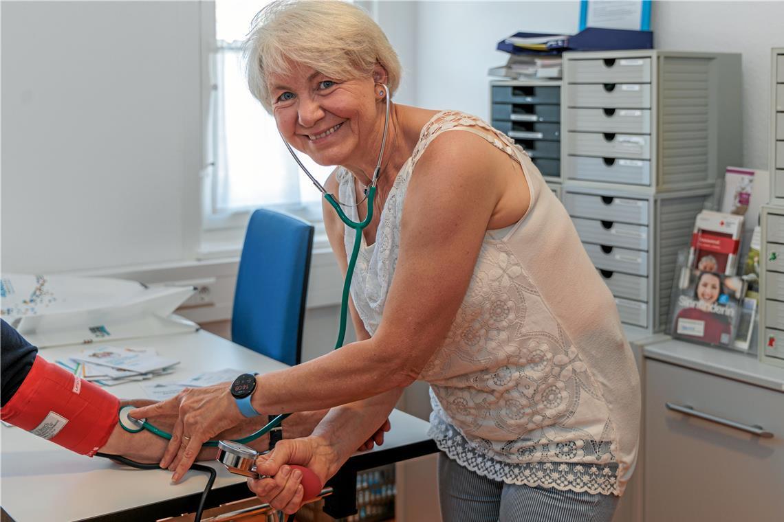 Nina Deuschle liebt ihre Arbeit und fühlt sich bei der Diakonie ambulant und im Team gut aufgehoben. Fotos: Stefan Bossow