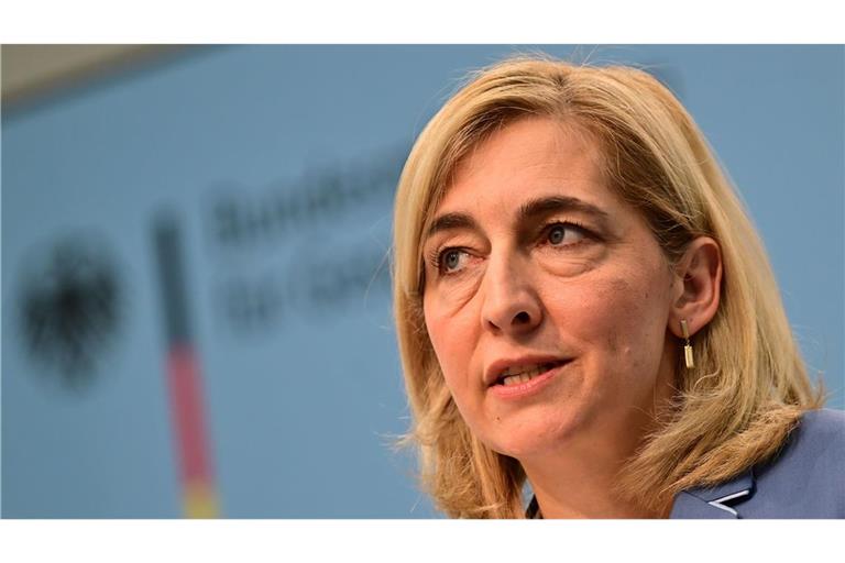 Nina Warken (CDU), Bundesministerin für Gesundheit, plant die Pflegebeiträge für Kinderlose laut einem Bericht anzuheben (Archivfoto).