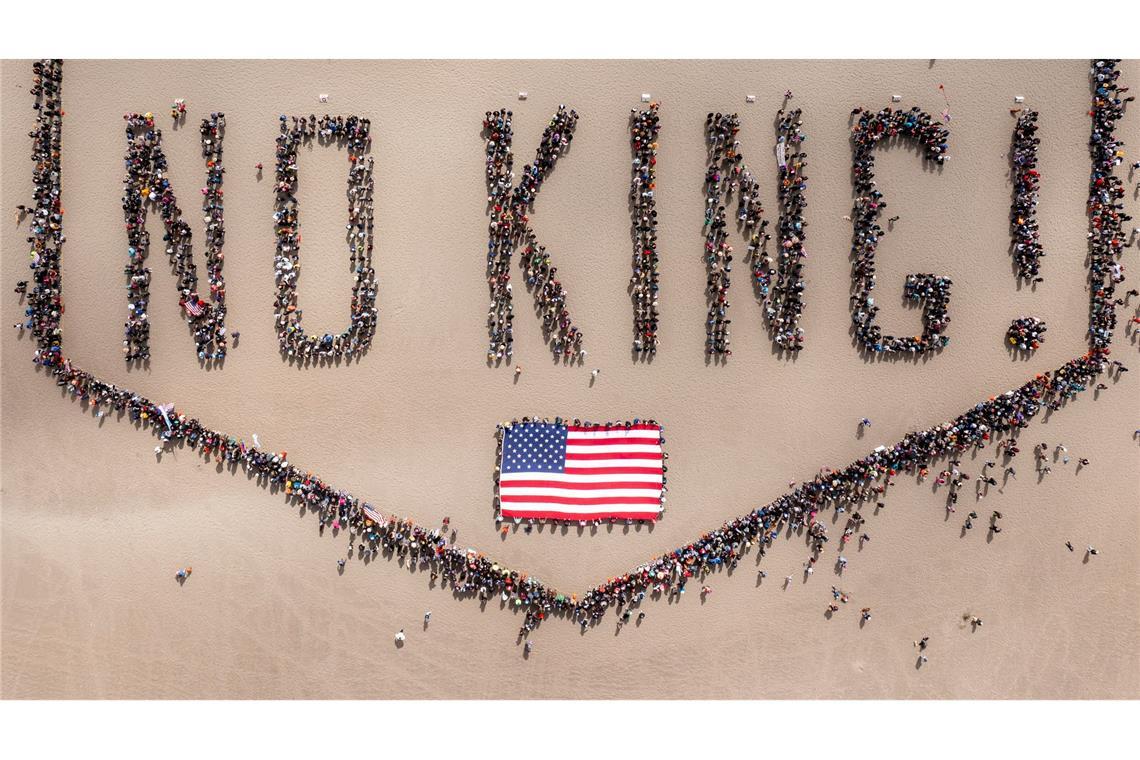 "No Kings": Landesweite Proteste gegen Trump "NO KING!" verkörpern Hunderte Demonstranten an einem Strand in San Francisco.