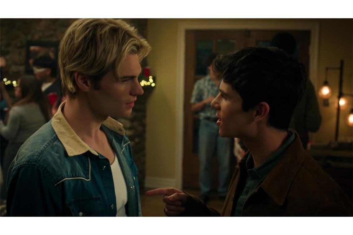 Noah LaLonde als Cole Walter mit Ashby Gentry als Alex Walterin der 3. Staffel von "Ich und die Walter Boys".
