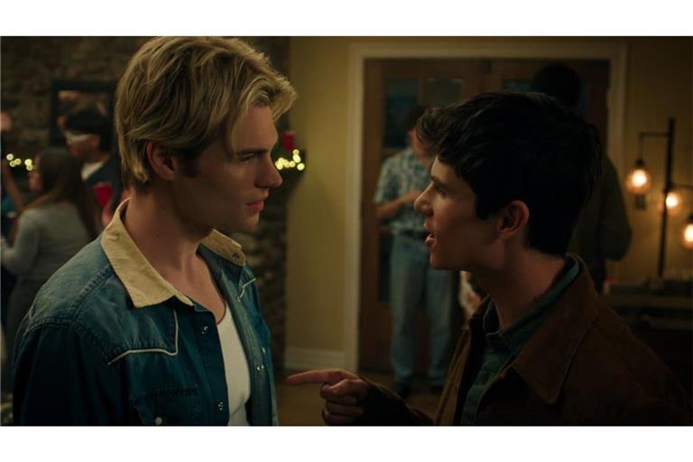 Noah LaLonde als Cole Walter mit Ashby Gentry als Alex Walterin der 3. Staffel von "Ich und die Walter Boys".