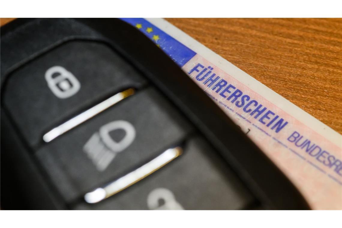 Noch an der Unfallstelle kassieren die Polizisten den Führerschein des jungen Mannes ein. (Symbolbild)