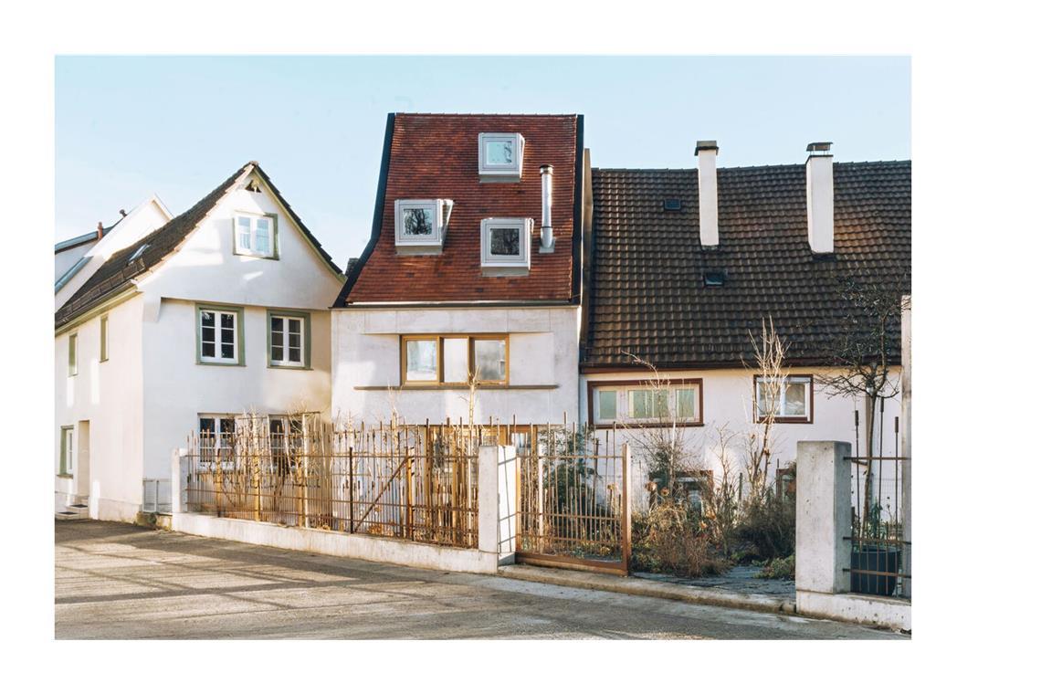 Deutschlands bestes Haus steht in Berlin-Neukölln Noch ein Wohnhaus hatte Chancen auf den DAM-Preis: in Biberach ist ein Infraleichtbetonhaus in der historischen Altstadt entstanden von Architekten am Weinberg aus Biberach, die Architektin Inge Zalenga lebt selbst in dem Gebäude und hat das Nachbarhaus rechts sorgsam renoviert. Das neue Haus ersetzt ein baufällig gewordenes Einfamilienhaus.