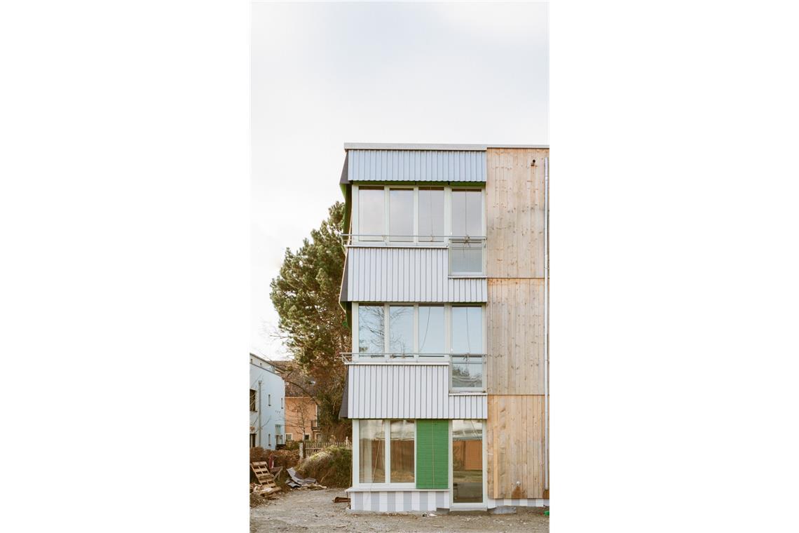 Berliner Top-Büro holt Deutschen Architekturpreis. Wie schneidet Stuttgart ab? Noch ein Wohnprojekt: „Das robuste Haus“ in München von etal ArchitektInnen (München). Mehrgenerationenwohnen ist hier ermöglicht: „Mit Unterstützung des Mietshäuser Syndikats und der Stadt München ist hier ein Ort entstanden, nach dem sich viele Menschen sehnen: ein solidarisches, lebendiges Zuhause mit Modellcharakter für die Stadt von morgen“, lobte die Jury.