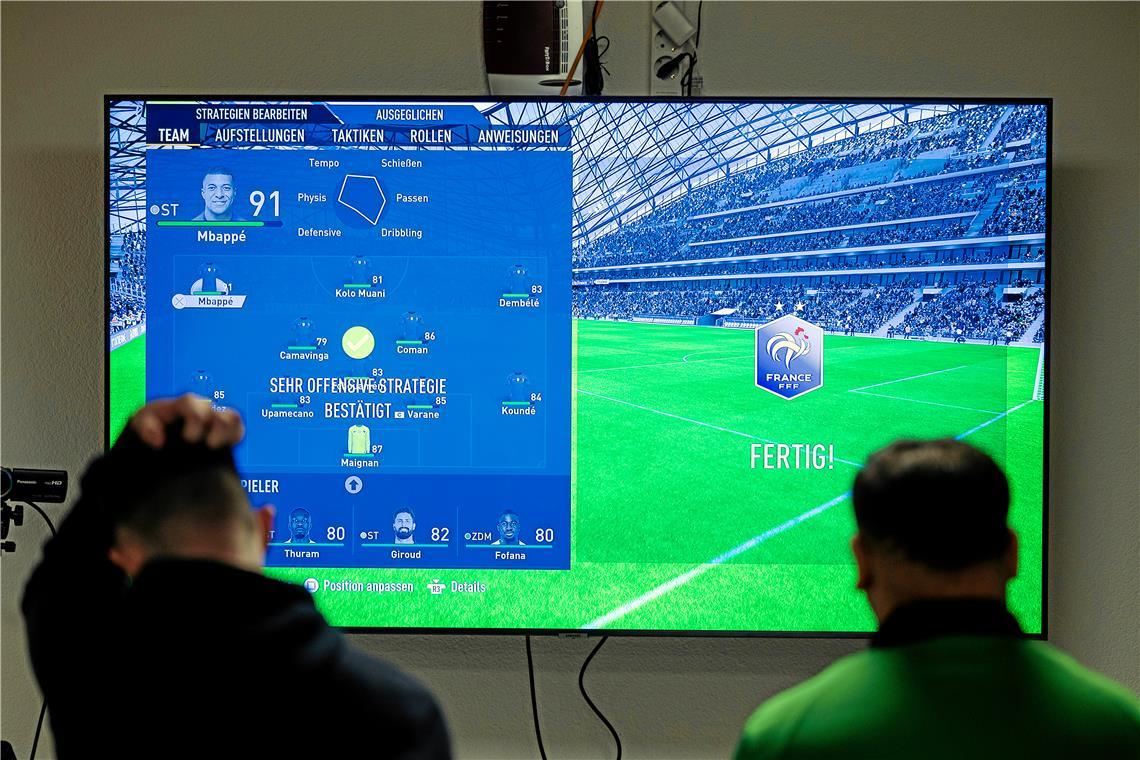 Wer noch mitzocken will, der muss sich arg beeilen Noch hat’s Platz beim E-Football-Cup. Wer einen will, muss aber schnell sein. Das Zeitfenster für die Anmeldung ist bald zu. Foto: Alexander Becher