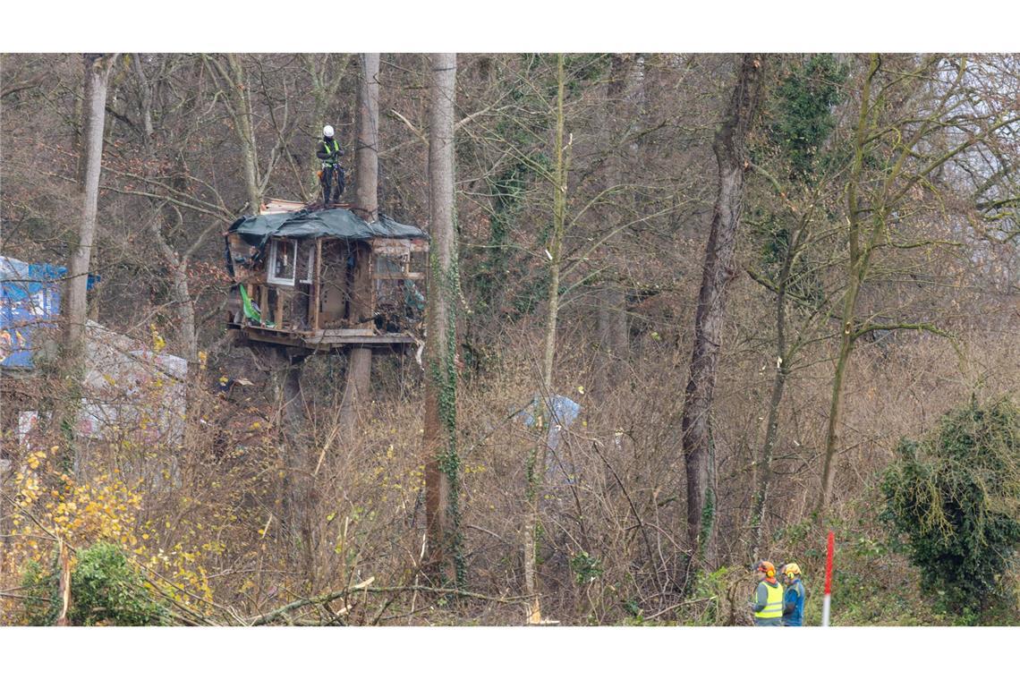 Aktivisten besetzen weiter Waldstück Noch immer besetzen Aktivisten ein Waldstück in Freiburg.