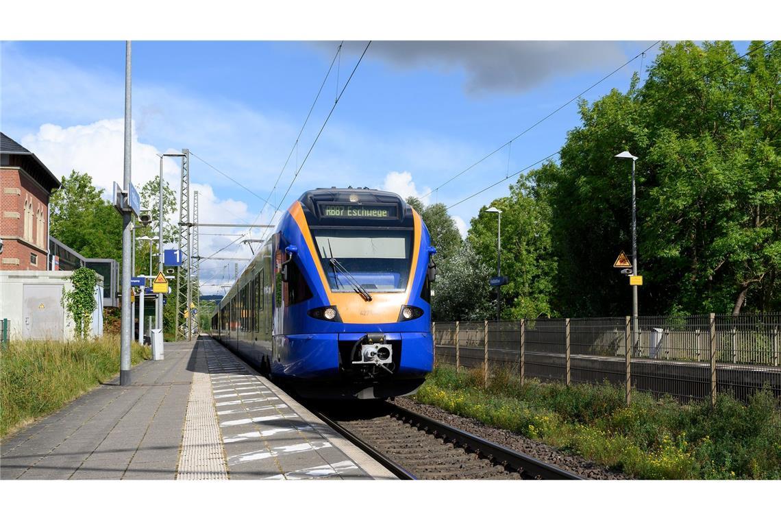 Noch immer ist unklar, warum eine 16-Jährige in Friedland am Bahnsteig starb. Der Bahnhof steht seither im Fokus der Ermittlungen.