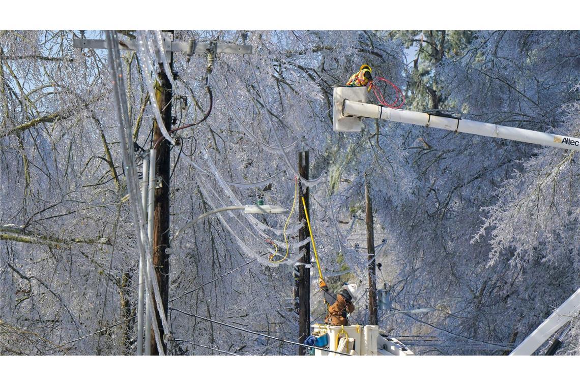 Noch immer sind sehr viele Stromkunden von Ausfällen betroffen.