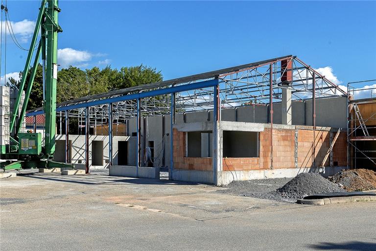 Noch ist die neue Lagerhalle der Straßenmeisterei ein Gerippe, in wenigen Monaten soll sie jedoch fertig sein.Fotos: J. Fiedler