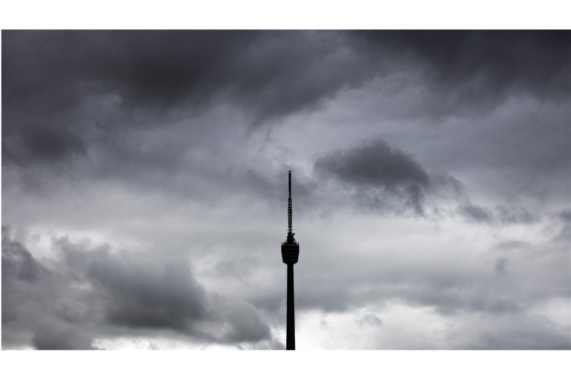 Noch ist es in Stuttgart sonnig. Doch am Himmel braut sich schon etwas zusammen.