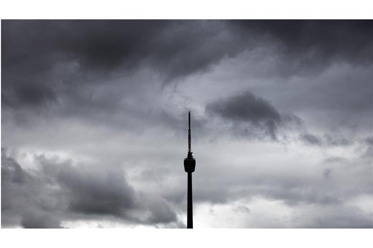 Noch ist es in Stuttgart sonnig. Doch am Himmel braut sich schon etwas zusammen.